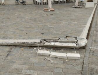 Reggio, la segnalazione. Ancora colpito e distrutto il cordolo di piazza Roversi