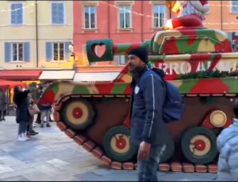 Proteste per il carro armato di Babbo Natale in piazza a Modena