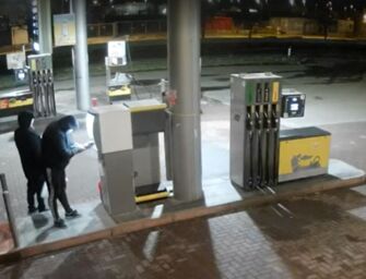 Parma, così i ladri “smontano” i bancomat dei distributori per clonare le carte di credito (VIDEO)