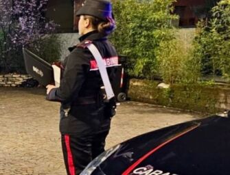 Cavriago. Col coltello dal vicino: ti uccido