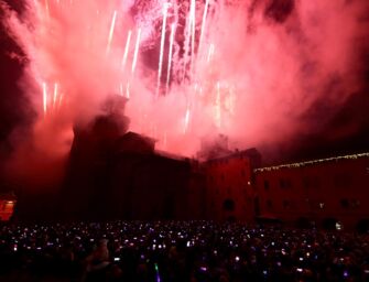 Ferrara, in 30mila per vedere il ‘rogo’ del castello Estense