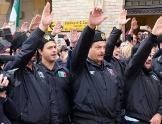 La Cassazione: saluto romano reato solo se…