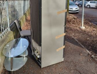 Abbandona i rifiuti in strada: denunciato