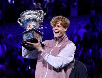 Immenso Sinner. Recupera due set a Medvedev e vince il suo primo slam