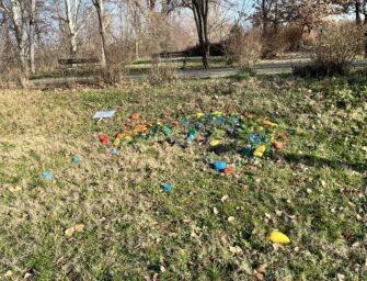 Vandali in azione anche a Scandiano: distrutta installazione dei bambini per la pace
