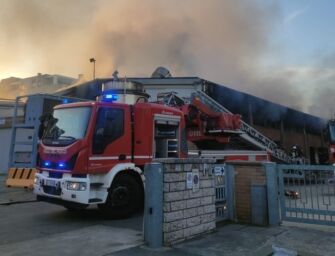 Modena, vasto incendio nella ditta Crm e alta colonna di fumo in via del Mercato