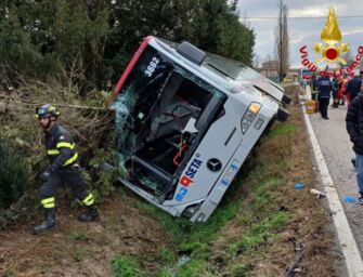 Rio Saliceto, bus pieno di studenti nel fosso