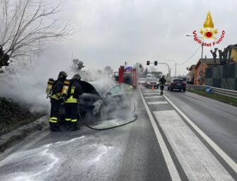 Modena. Auto a gasolio va a fuoco, traffico a rilento sulla Nuova Estense
