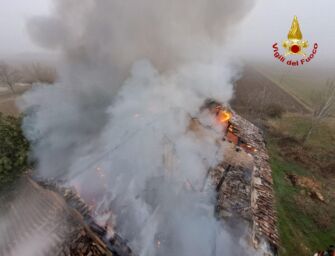 Concordia sulla Secchia, va in fiamme l’intera casa colonica