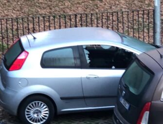 Reggio. Finestrini delle auto in frantumi, stavolta il raid è in via Cassoli