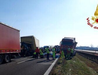 Inferno nella nebbia sull’A22: un morto, 25 feriti (2 gravi) e 80 i veicoli coinvolti