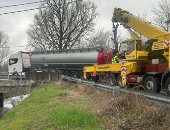 Modena. Ancora un camion incastrato in via Gherbella: strada bloccata 5 ore e multa