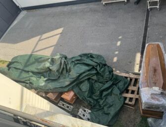Troppe cremazioni, bare accatastate al cimitero di Borgo Panigale