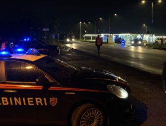 Travolto e ucciso 57enne davanti a casa. È caccia all’auto pirata