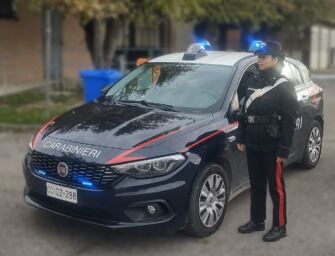 Reggio. Minacciato col coltello davanti al bar, due denunciati