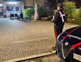 Reggiolo. Minaccia barista con i cocci di bottiglia, poi rompe vetrata, sedie e tavolo