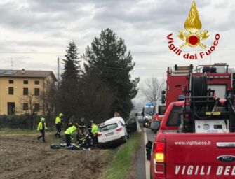 Carpi. Esce di strada con l’auto e sbatte contro terrapieno: muore 81enne