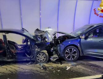 Frontale in galleria a Casina: morti marito e moglie, due feriti