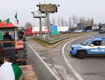 Duecento trattori bloccano il casello autostradale di Castel San Pietro Terme (VIDEO)