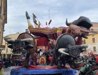 Maschere, carri e coriandoli: in migliaia al Carnevale di Castelnovo Sotto