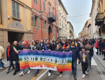 Sfila per il centro storico di Reggio il corteo per la pace (video)