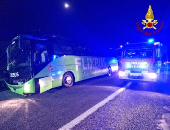 Bus si schianta in A1: morto 19enne, feriti gravi e passeggeri incastrati