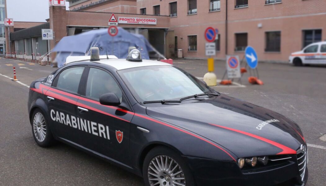 Pattuglia dei carabinieri davanti al pronto soccorso dell'arcispedale Santa Maria Nuova di Reggio Emilia