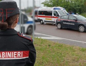 Esce di strada e finisce in un canale, muore a 22 anni. A dare l’allarme i passanti