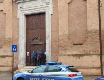 Polemiche per la mostra ritenuta blasfema, artista accoltellato al collo in chiesa a Carpi