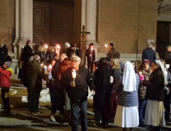 Una partecipata Via Crucis ha attraversato il centro di Reggio (foto)