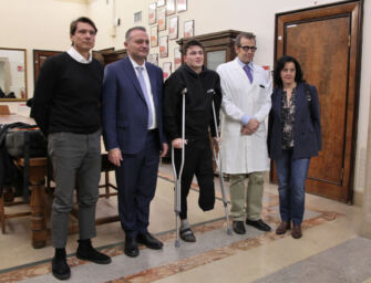 20enne amputato da squalo, torna a fare surf