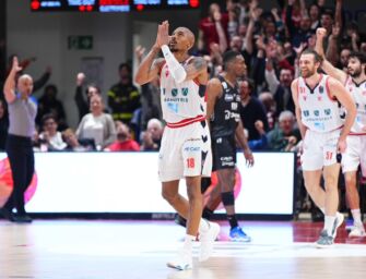 Basket. Reggio batte Trento in rimonta, decide l’ex Darion Atkins
