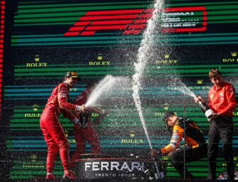 Alba rossa in Australia: trionfa Sainz, è doppietta Ferrari