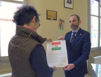 Parco Caprette. E’ lei che cura l’angolo sul fiume a Puianello, premiata la “signora del Crostolo”