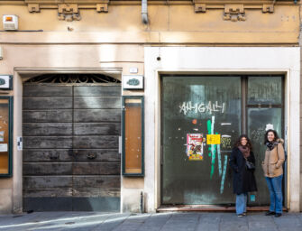 Reggio, i negozi sfitti diventano una mostra