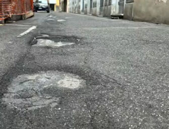 Le buche di Reggio: due passi in via Resti