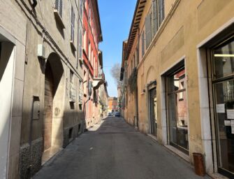 Prima asfaltare, poi filosofare: viaggio tra le buche di Reggio