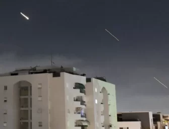 L’Iran attacca Israele con centinaia di droni e missili: “Fermate il 99% delle minacce”