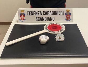 Scandiano. Tenta di eludere un posto di blocco, ma lo fermano e gli trovano la droga