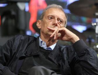 I commessi del duty free: “C’è un precedente furto di Piero Fassino”