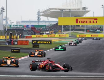 Verstappen domina la prima sprint, in Cina scintille tra Leclerc e Sainz