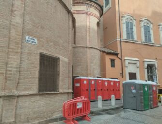 Stonano quei 5 bagni chimici dietro il Duomo