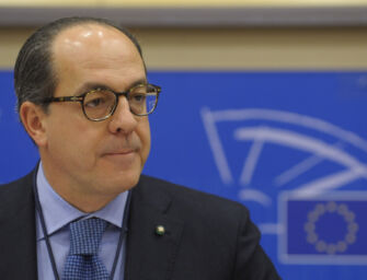 Parmigiano-Reggiani, 20 anni di piani produttivi. Convegno con De Castro