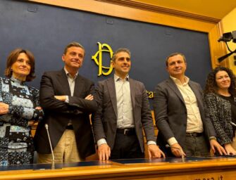 Pizzarotti lascia Più Europa e si candida con Azione alle Europee