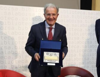 Prodi riceve l’Archiginnasio d’Oro: “Profondamente legato a Bologna. Lo dedico a mia moglie Flavia”