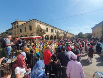 A Novellara in migliaia sfilano per la festa Sikh (video e foto)