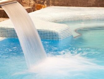 Parma, ubriaco si intrufola nella spa: denunciato