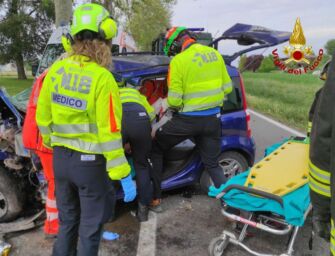Auto contro platano a Camposanto, interviene l’elisoccorso: strada chiusa per ore