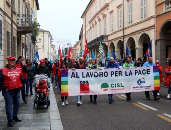 Il corteo del primo maggio ha sfilato per le vie del centro di Reggio (video)