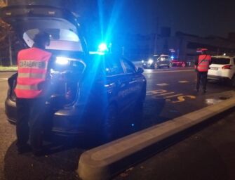 Cadelbosco. Fuga dai carabinieri, si schiantano: 2 scappano, il terzo resta incastrato nell’auto